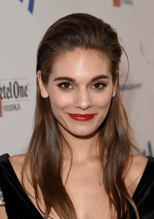 How tall is Caitlin Stasey?